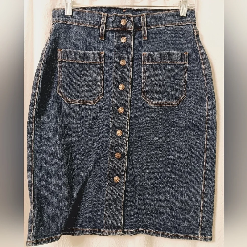Levi’s snap front denim knee length skirt Size 26